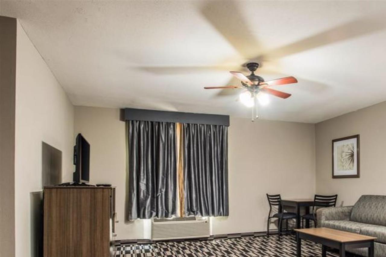 Quality Suites Lake Charles Downtown Eksteriør billede